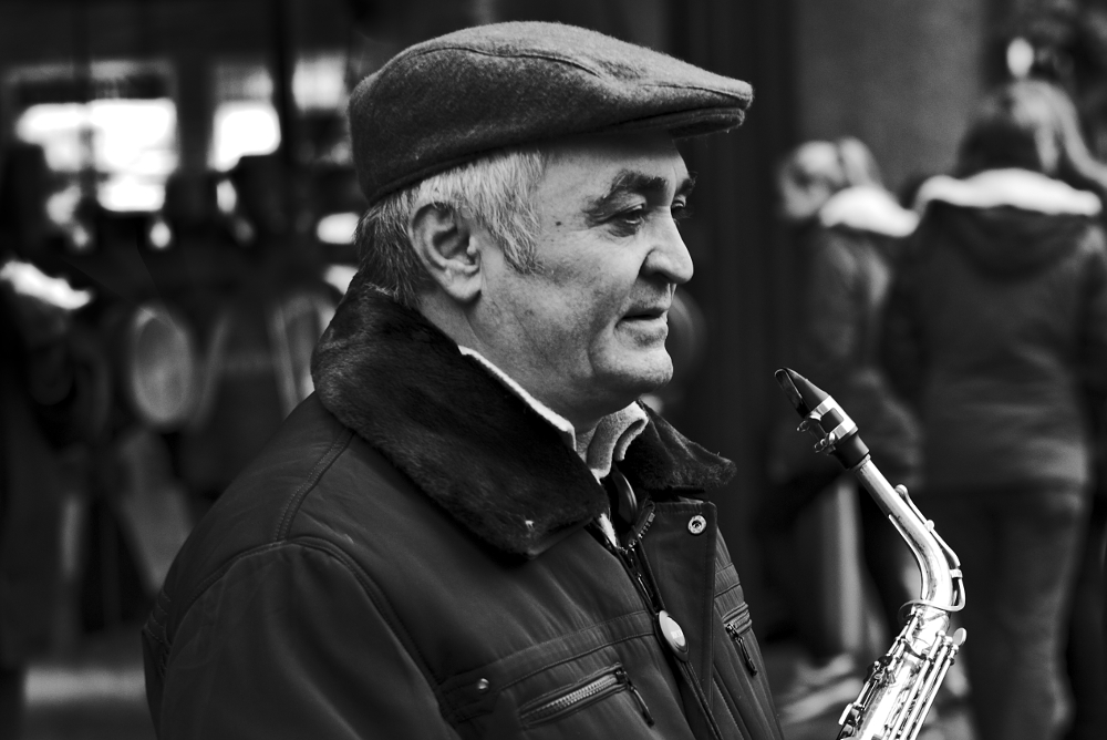 Stadtmusikant vor dem Freiburger Münster - Fotografiert mit Leica M und Summilux-M 50 mm @ 4.0.