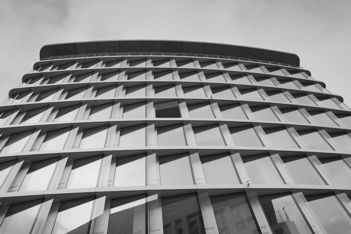 Hochhaus in Freiburg. Fotografiert mit der Leica M und Super-Elmar-M 21 mm @ 5.0.