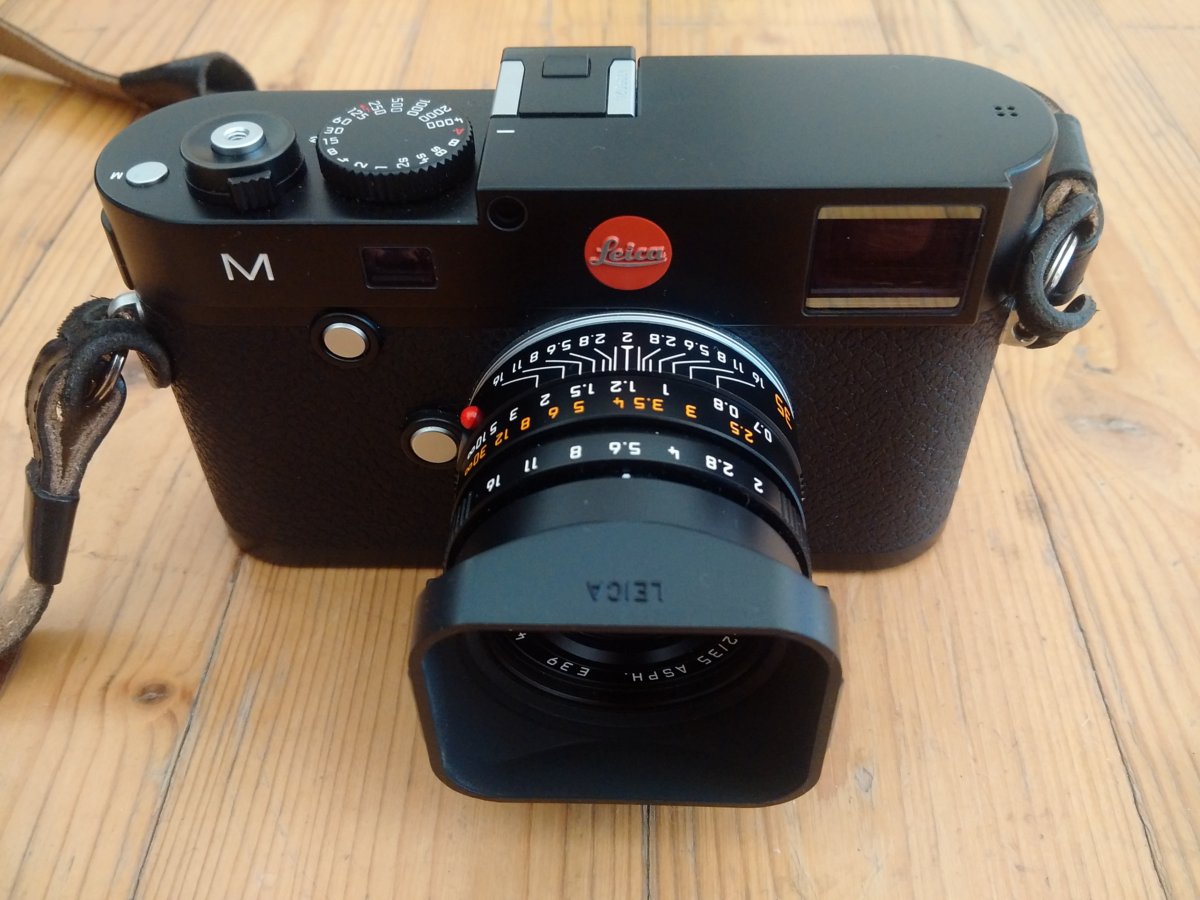 Leica M mit Summicron-M 35 mm und originaler Streulichtblende.