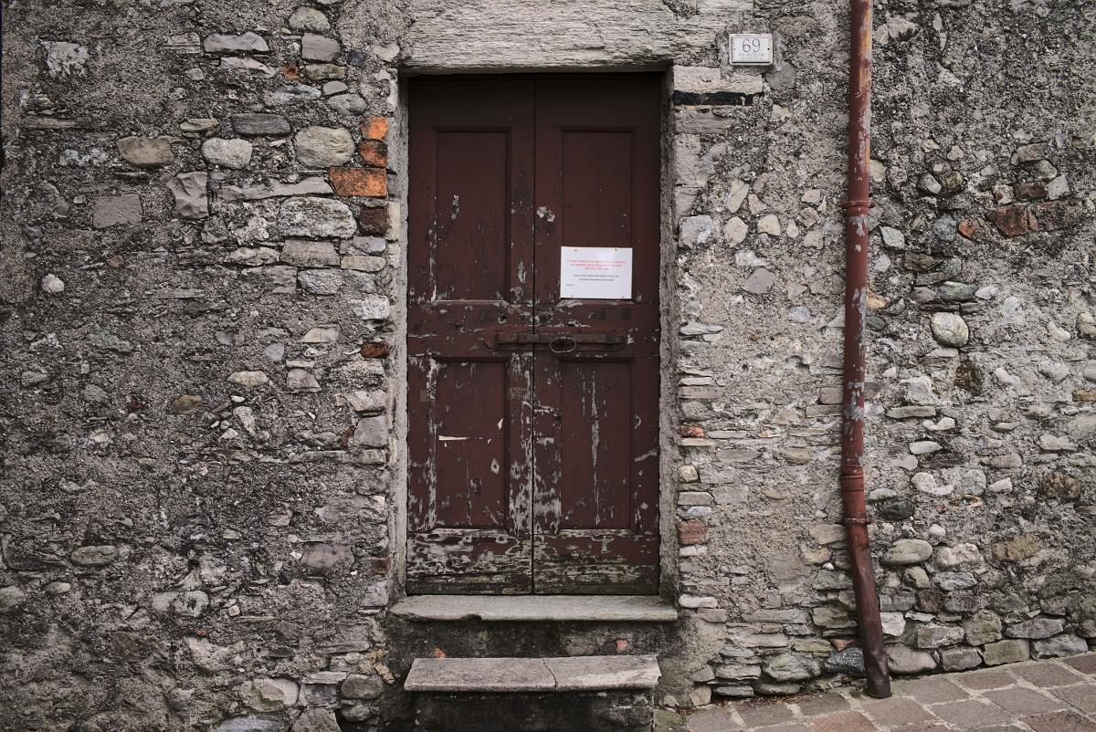 Steinhaus mit Eingang. Fotografiert mit Leica M und Summicron-M 35 mm @ f/5.6.